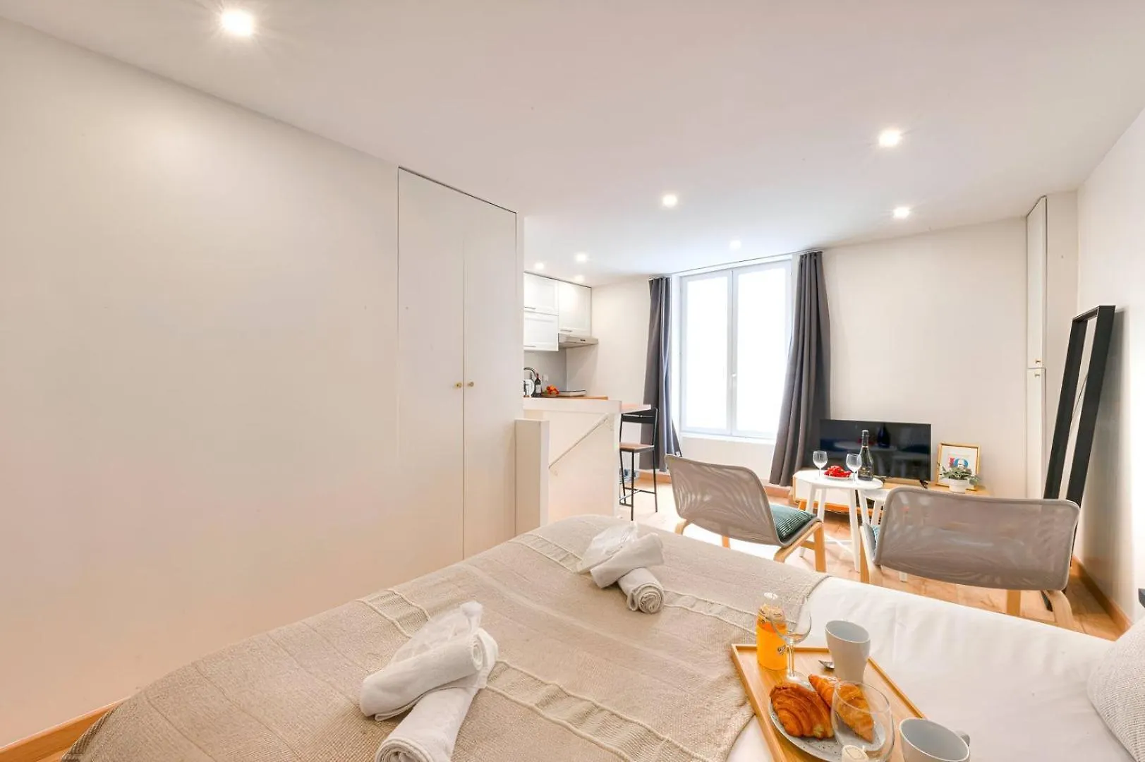 388 Suite Trousseau - Superbe Appartement A Paris France